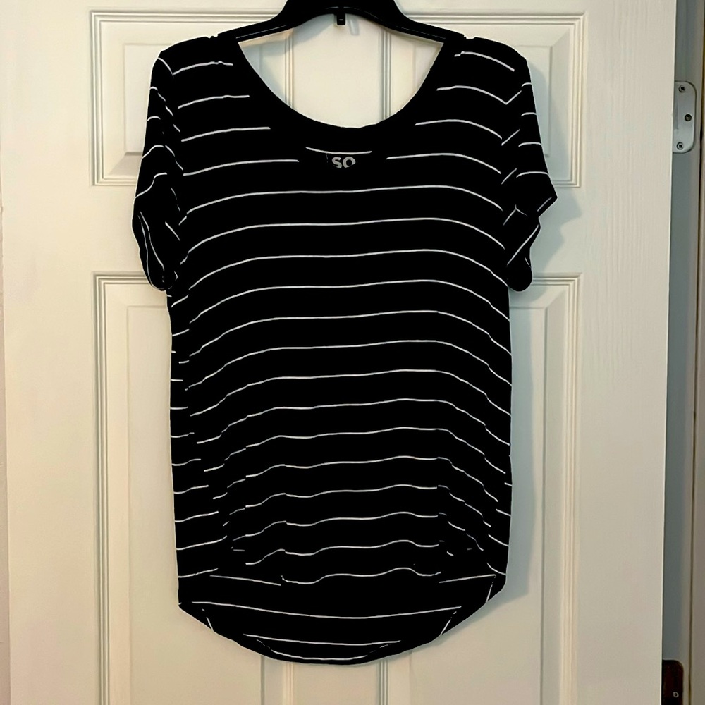 JUNIORS V NECK LOOSE FITTING TEE : SIZE LARGE